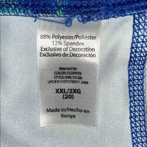 Athletic Shirt and Cropped Pants - Picture 4 of 7